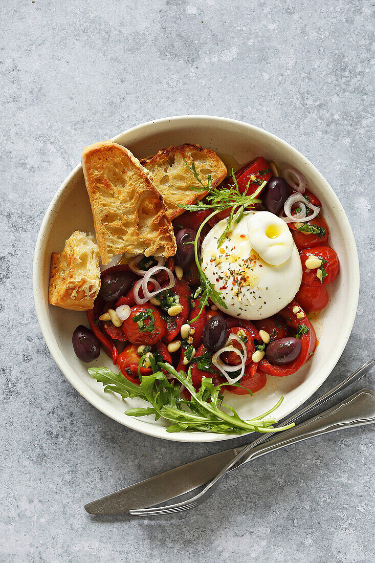 Burrata mit gerösteten Tomaten, Oliven und Pinienkernen