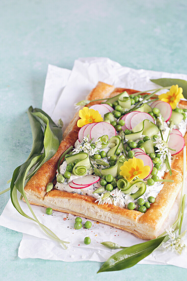 Blätterteigtarte mit Bärlauch-Frischkäse, Radieschen und Erbsen