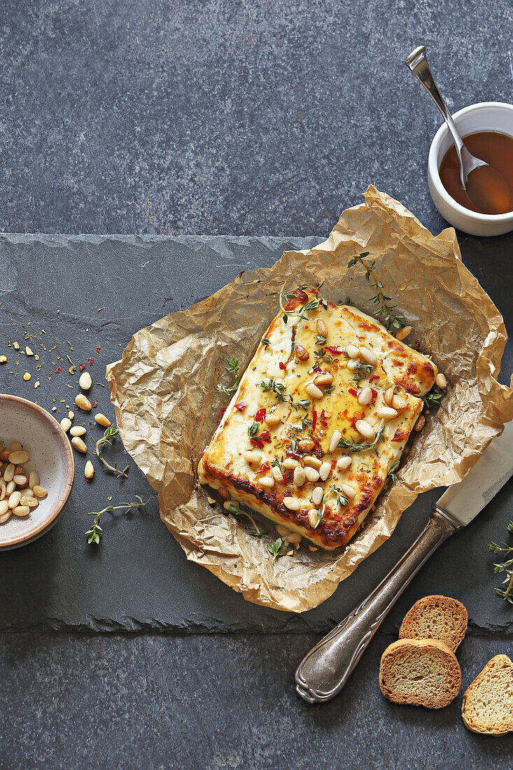 Gebackener Feta mit Tomaten und Pinienkernen