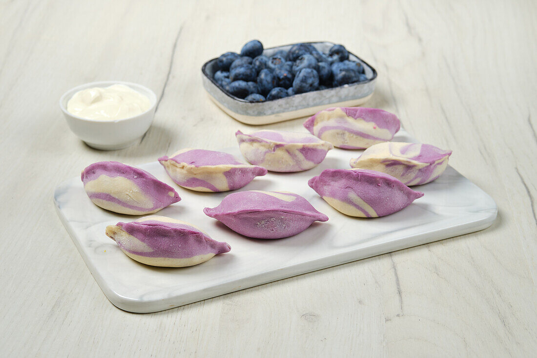 Gefrorene Pierogi mit Blaubeerfüllung