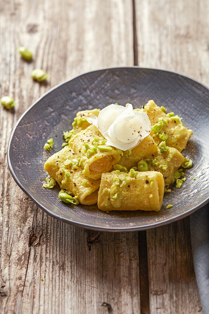 Paccheri mit Saubohnencreme und Topinambur-Chips