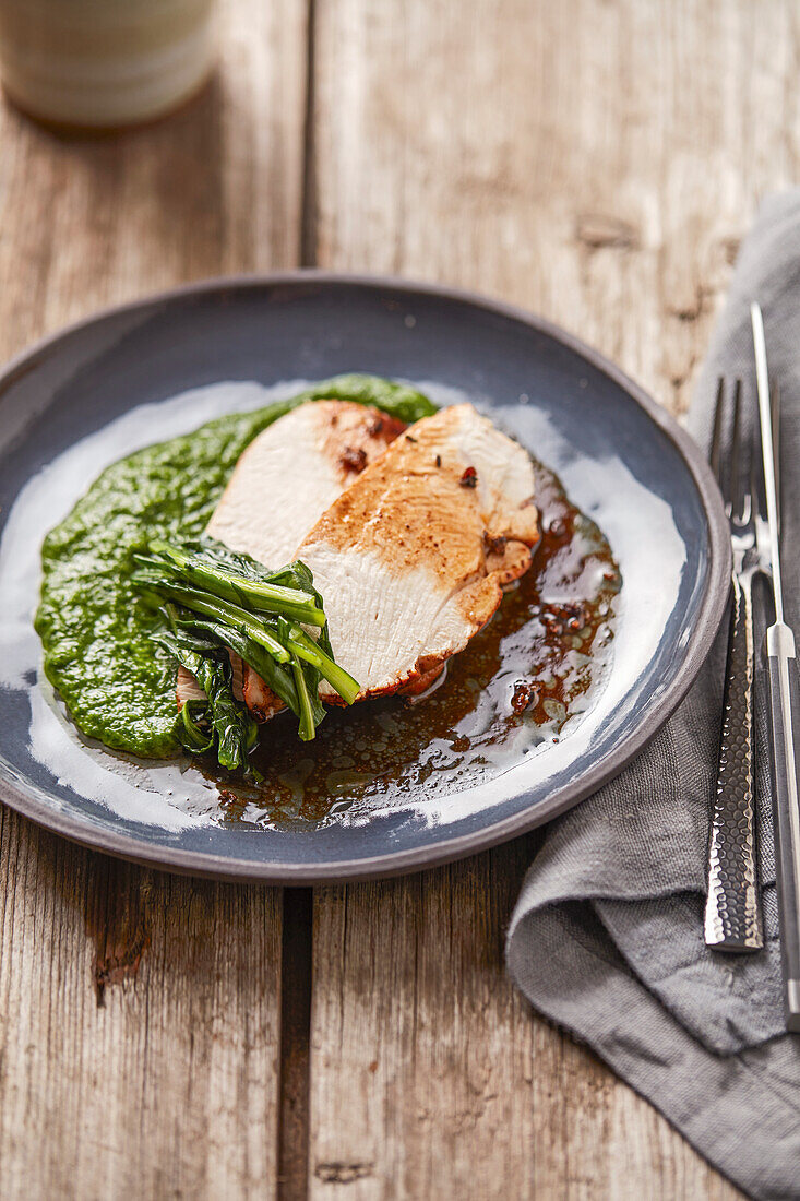 Putenbrust mit Wacholder auf Zichorienpüree und Rucola