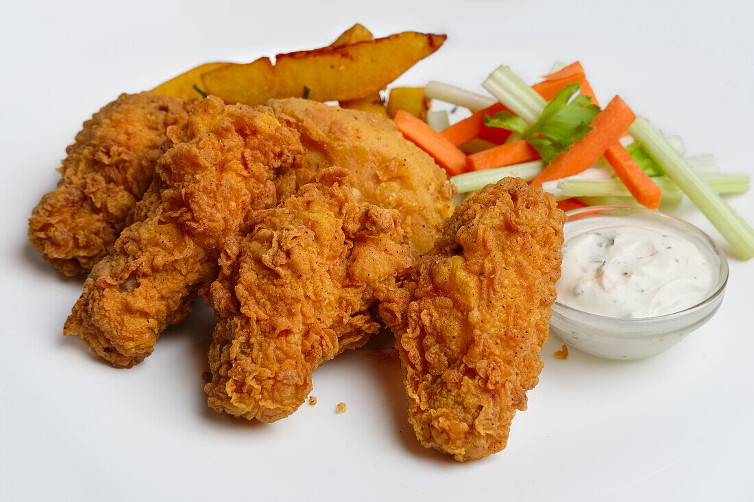 Buffalo Chicken Wings mit Pommes, Gemüsesticks und Dip