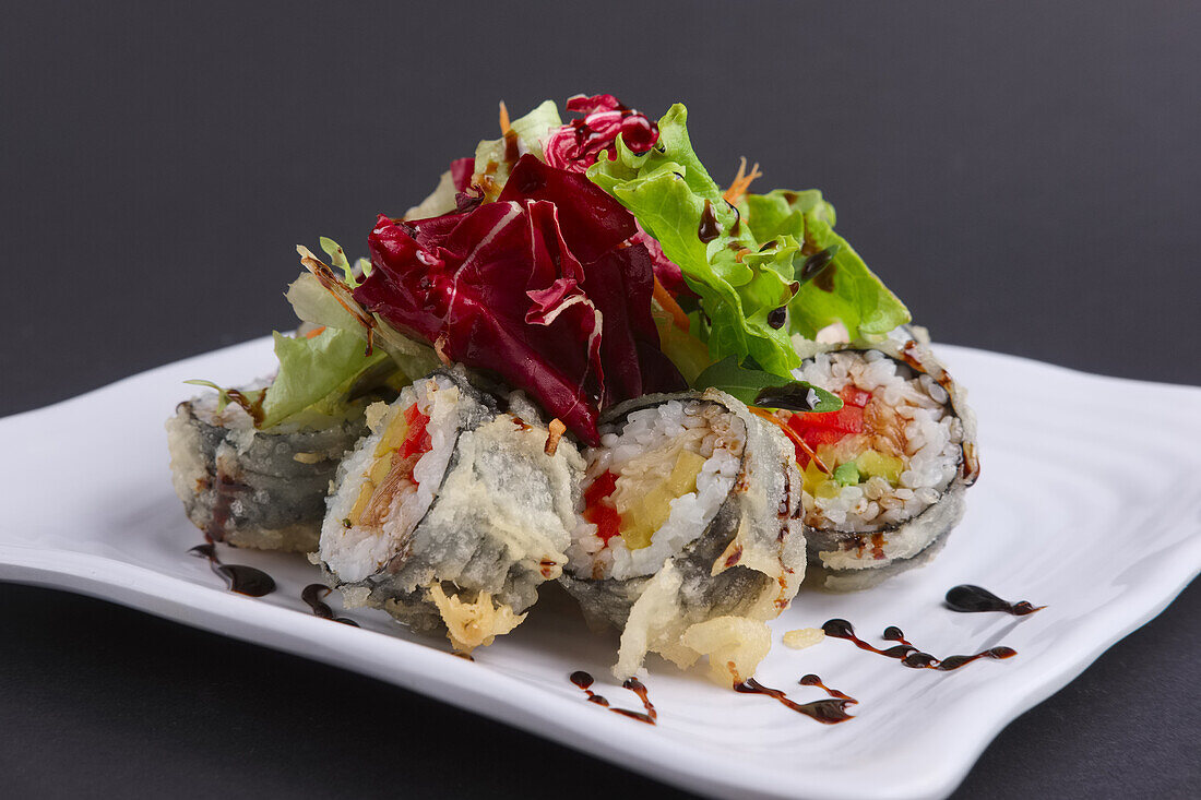 Sushi-Tempura mit Salat und Sojasauce