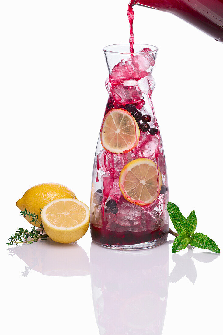 Blackcurrant lemonade with lemon slices and mint