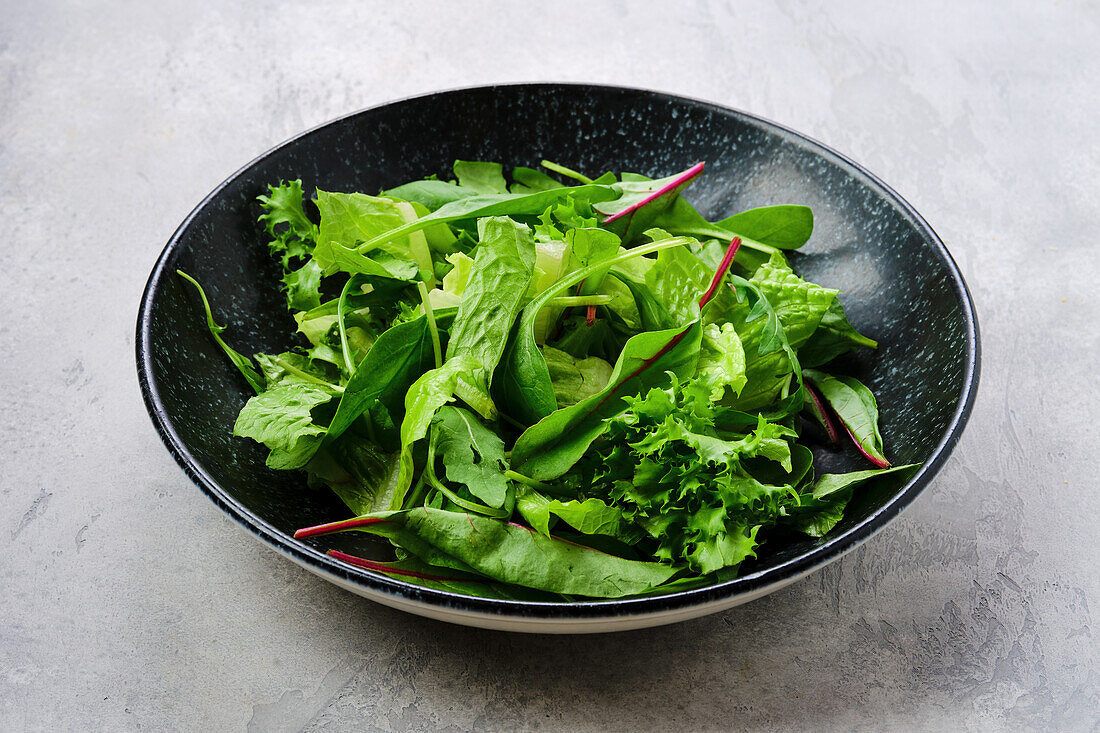 Mixed leaf salad with spinach and rocket