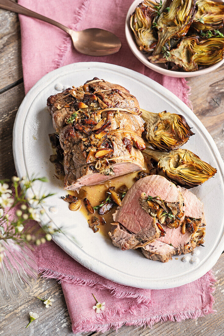 Gefülltes Kalbsfilet mit Zwiebeln, Mandeln und Artischocken