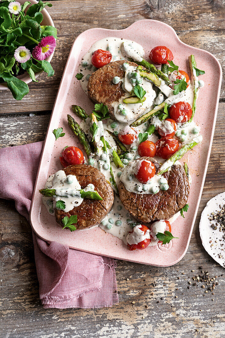 Rinderfilet mit Spargelsauce, Erbsen und Kirschtomaten