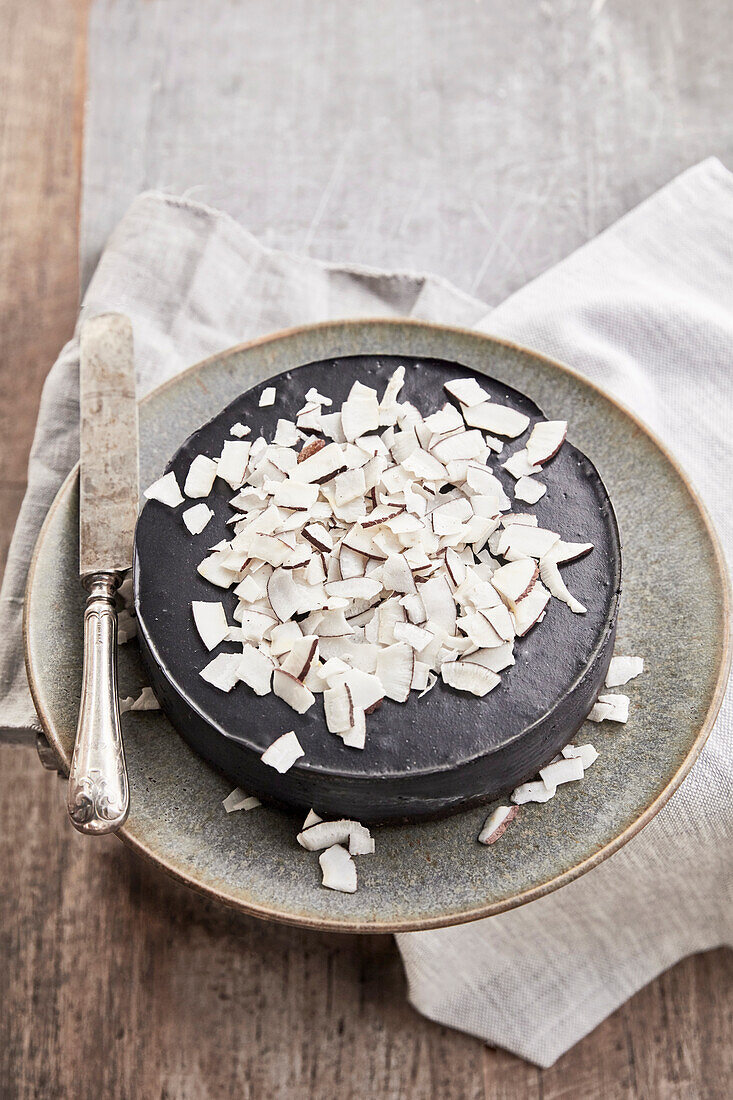 Schwarzer Kokosnusskuchen mit Kokosspänen (Raw Baking)