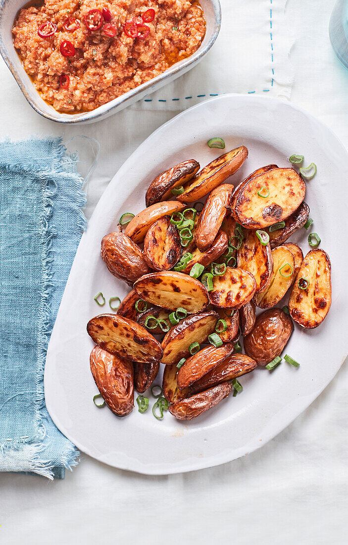 Gebratene Kartoffelspalten mit Tomaten-Pesto