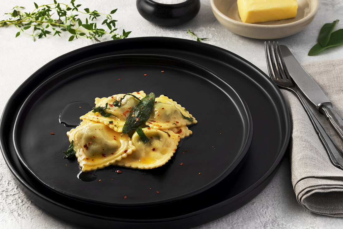 Ravioli mit Spinat-Ricotta-Füllung und Salbeibutter