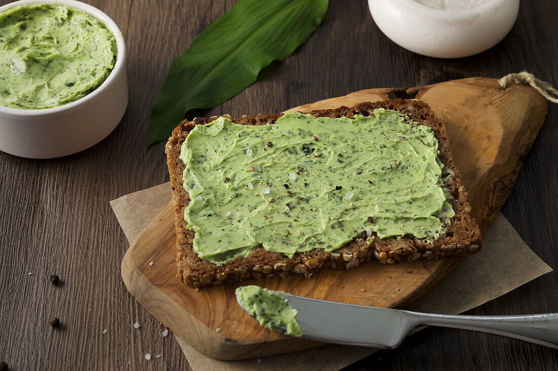 Vollkornbrot mit Bärlauchbutter