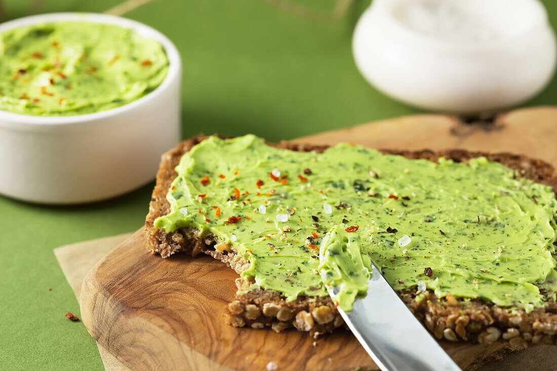 Bärlauchbutter auf Vollkornbrot