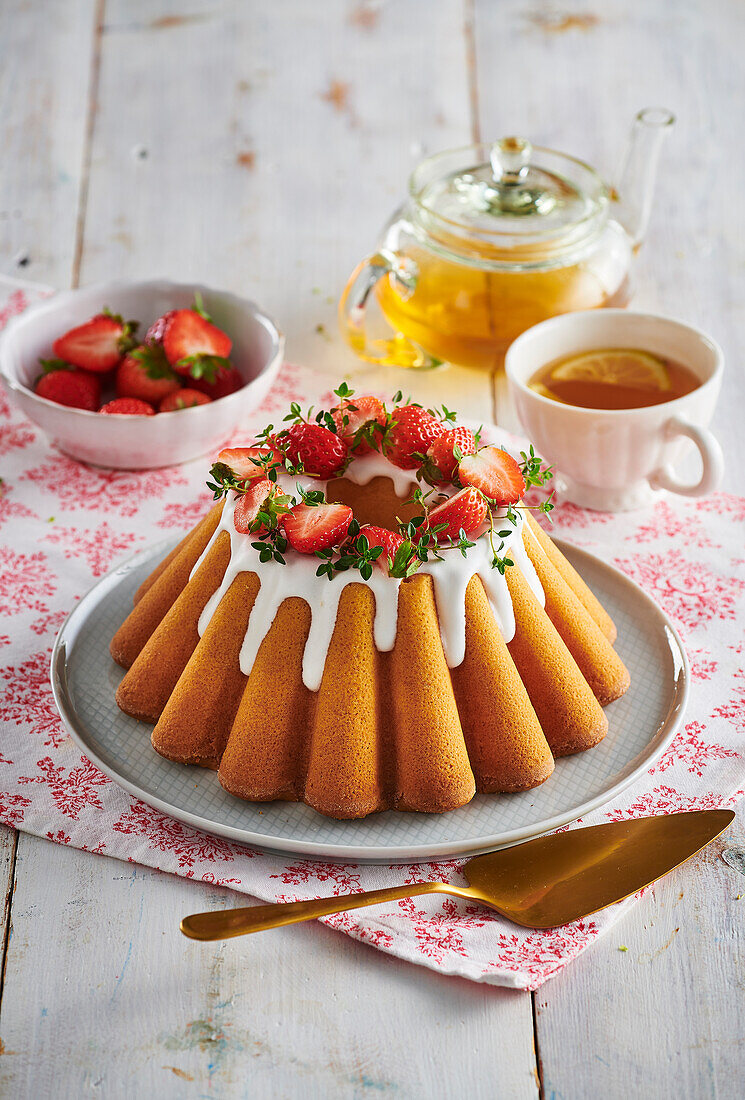 Eigelb-Gugelhupf mit frischen Erdbeeren und Zuckerguss