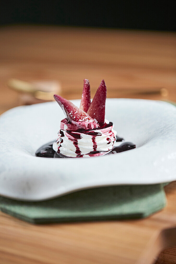 Meringue mit Rotweinbirnen und Mascarponscreme