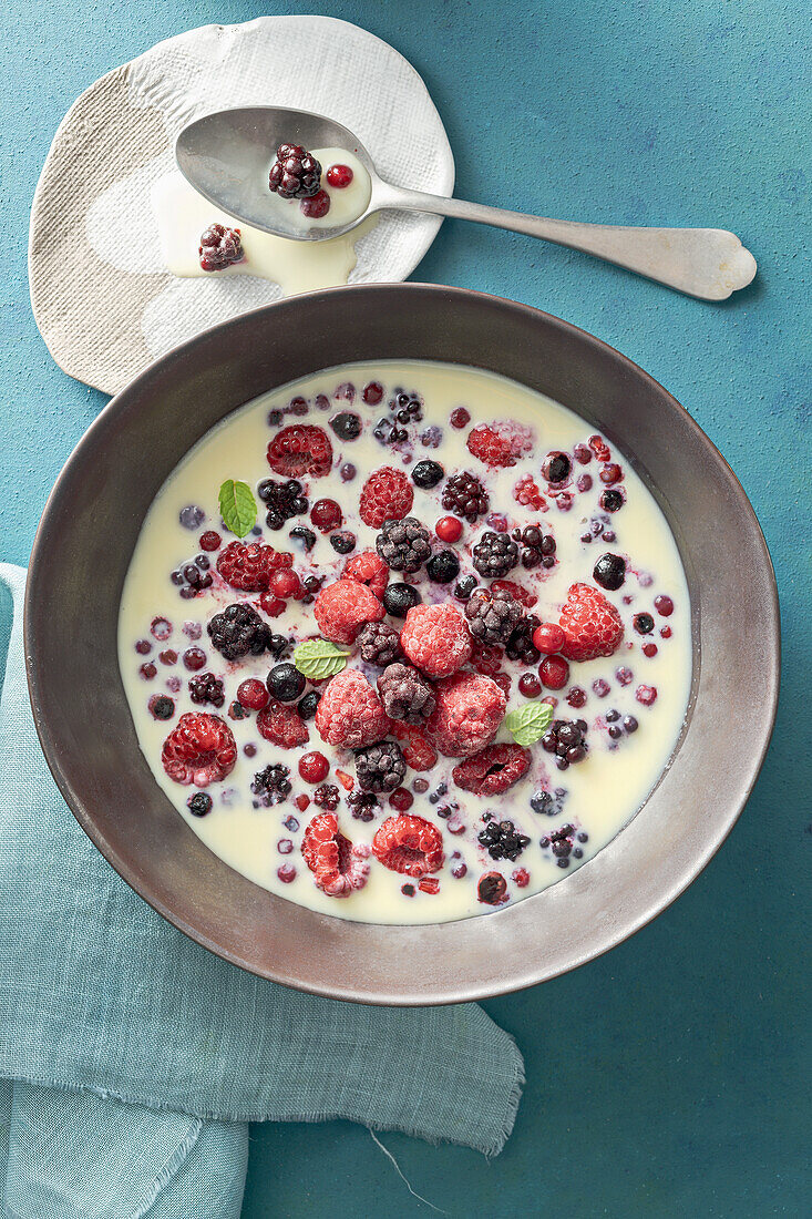 Gefrostete Beeren mit weißer Schokoladen-Limoncello-Sauce