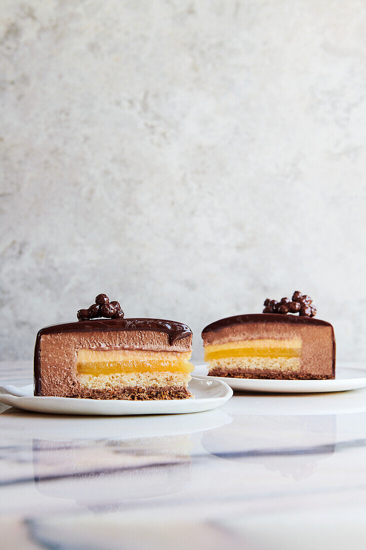 Speculoos cake with chocolate-caramel topping