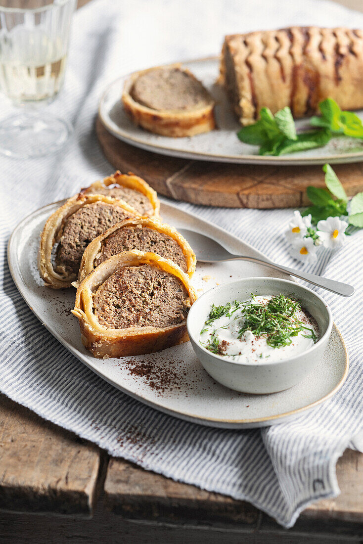 Fleischstrudel mit Joghurtdip