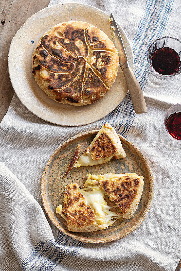 Torta in Padella mit Scarmorza, Kartoffeln und Speck