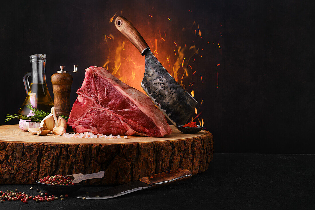 Rohes Porterhouse-Steak auf Holzbrett mit Metzgerbeil