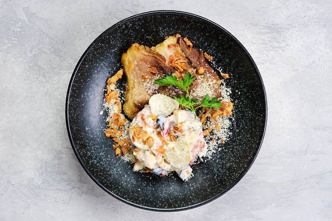 Gebratener Schweinebauch mit Kartoffel-Gurkensalat