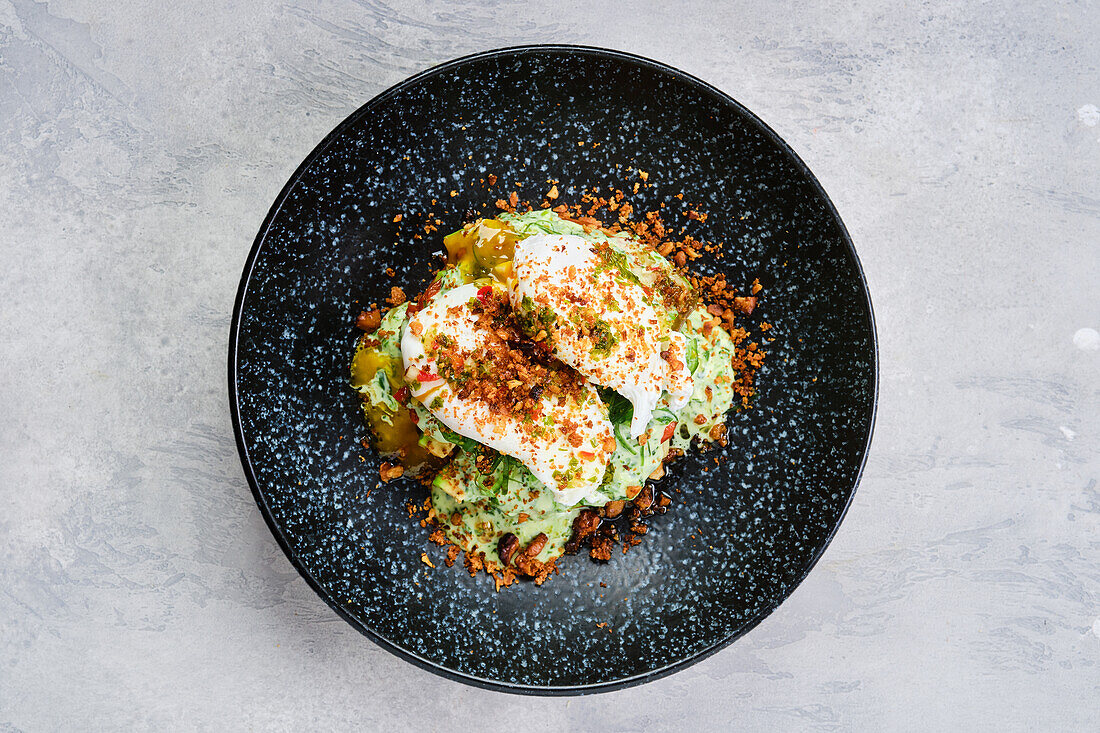 Pochiertes Ei auf Avocado-Brötchen mit Speckkrümeln