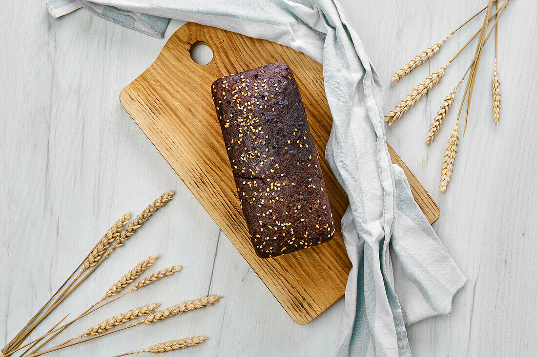 Vollkornbrot mit Sonnenblumenkernen und Sesam