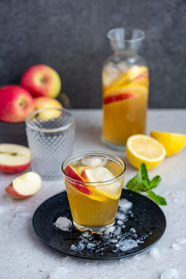 Apple and lemon iced tea