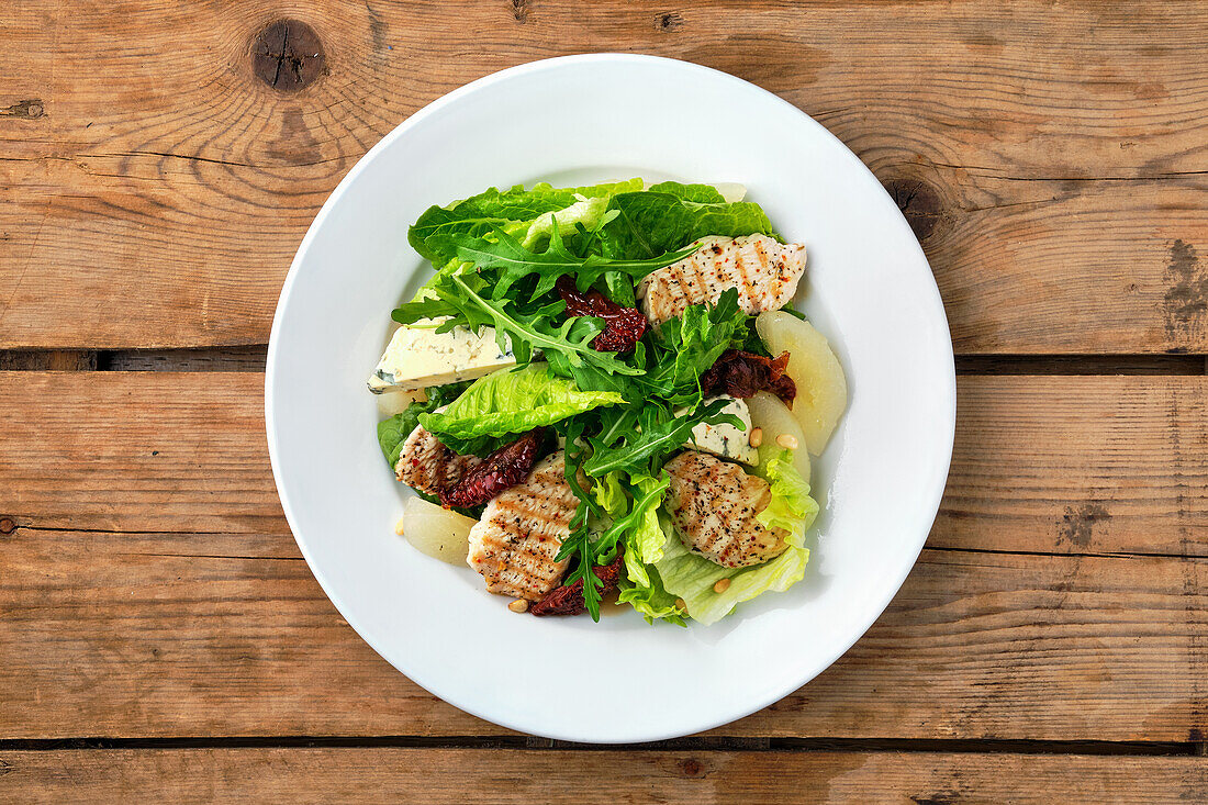 Gemischter Salat mit Pute, getrockneten Tomaten und Gorgonzola