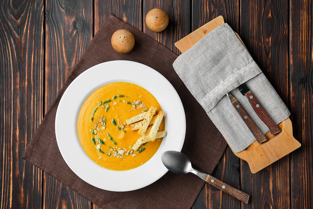 Auberginencremesuppe mit Kürbiskernen und Croutons