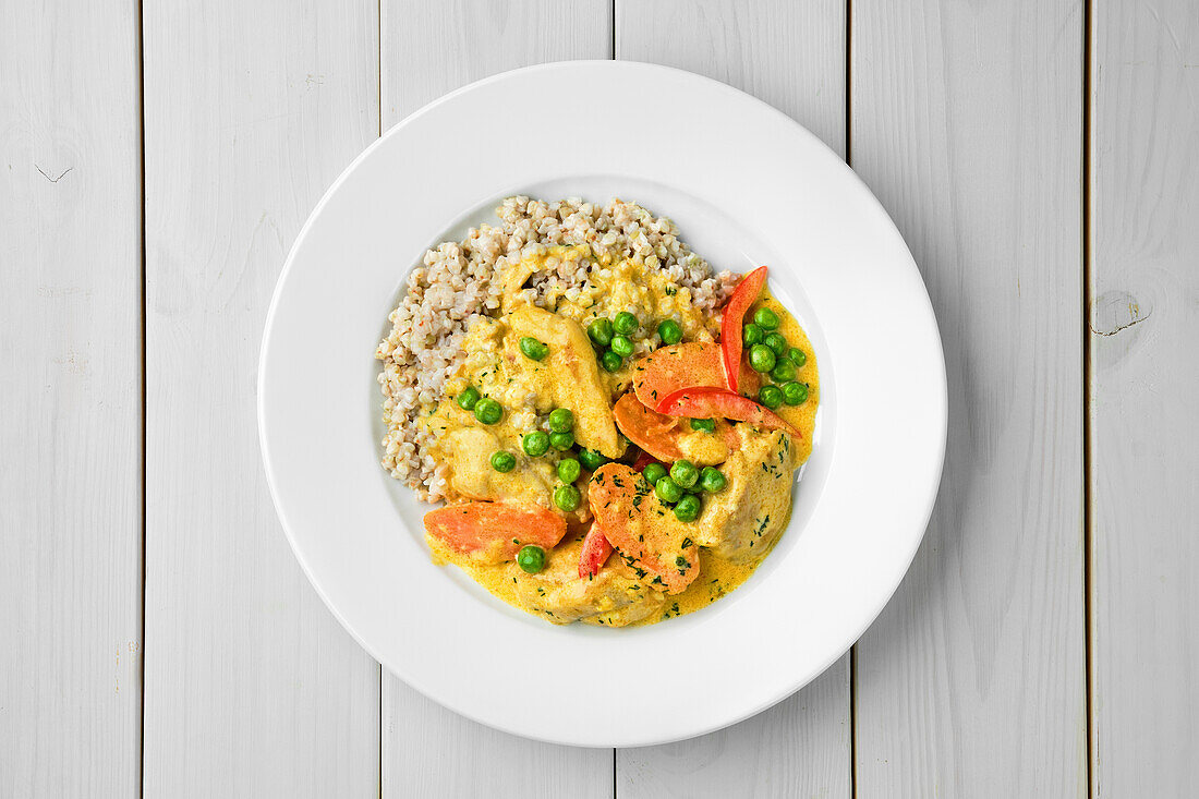 Rindergulasch mit Karotten, Erbsen und Paprika auf Grünkern