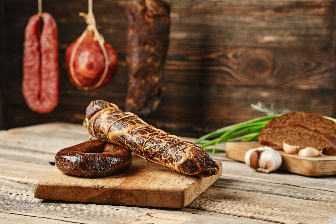 Luftgetrocknete Rindfleischwurst und Schweinesalami