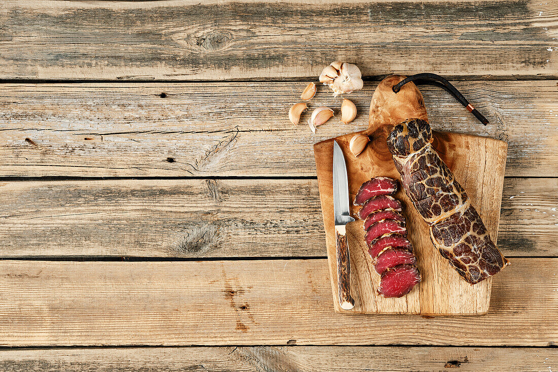 Geräuchertes, getrocknetes Rindfleisch, teils aufgeschnitten