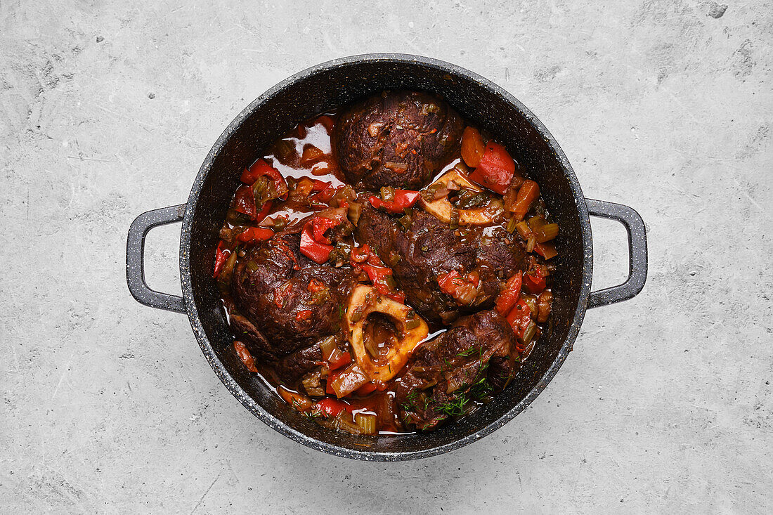 Ossobuco mit Gemüse in Tomatensauce