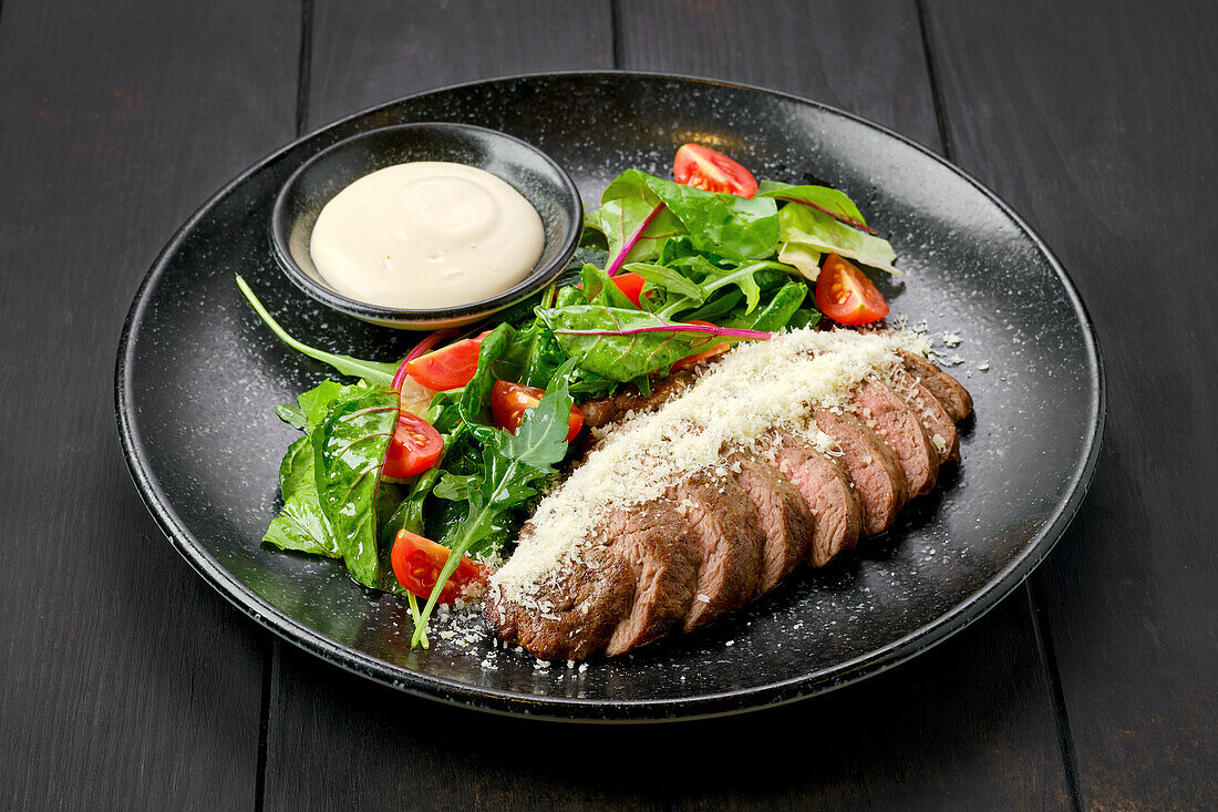 Angus-Rindersteak mit Parmesan und Salat