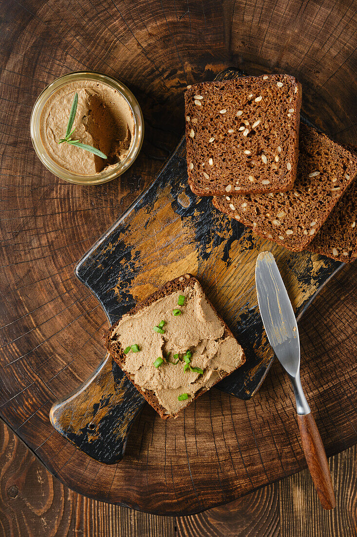 Wildleberpastete mit dunklem Brot