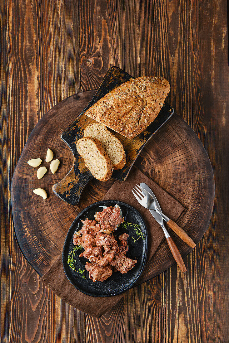 Hausgemachte Wildpastete und Vollkornbrot