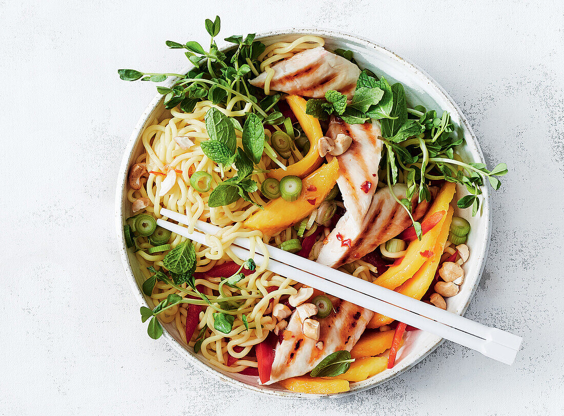 Noodle bowl with chicken and mango