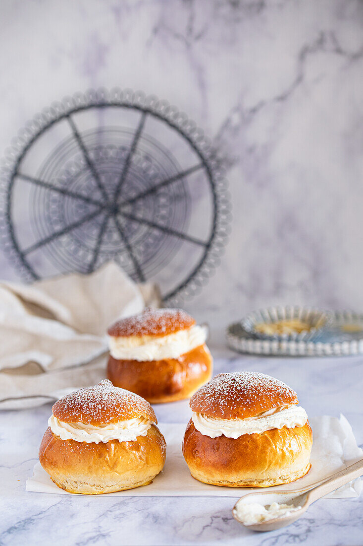 Schwedische Semla mit Mandelsahne