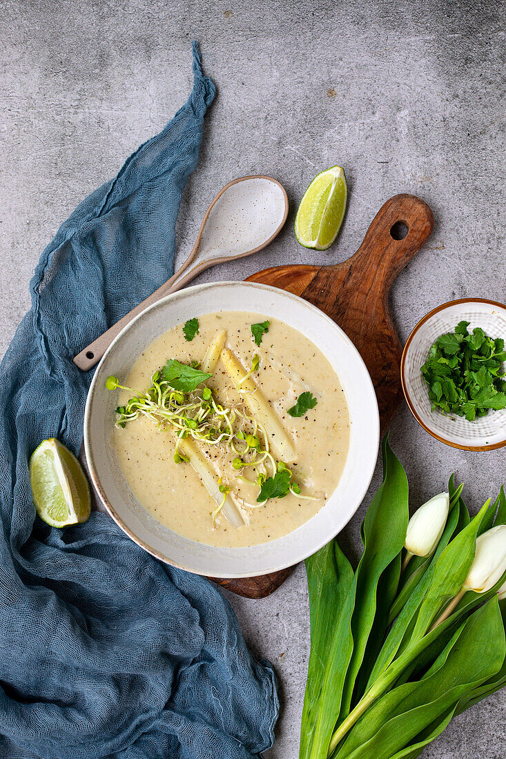 Spargelsuppe mit Kokosmilch, Limette und Kresse