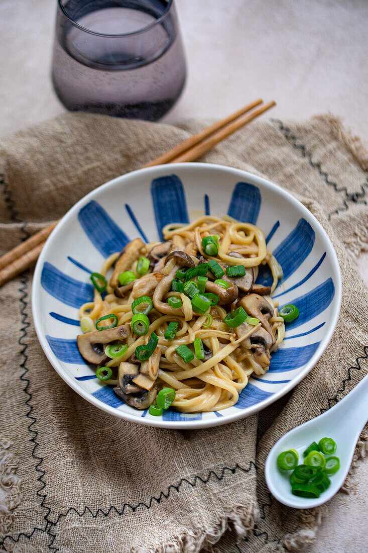 Udon-Nudeln mit Pilzen und Frühlingszwiebeln