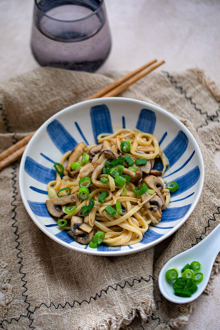 Udon noodles with mushrooms and spring onions