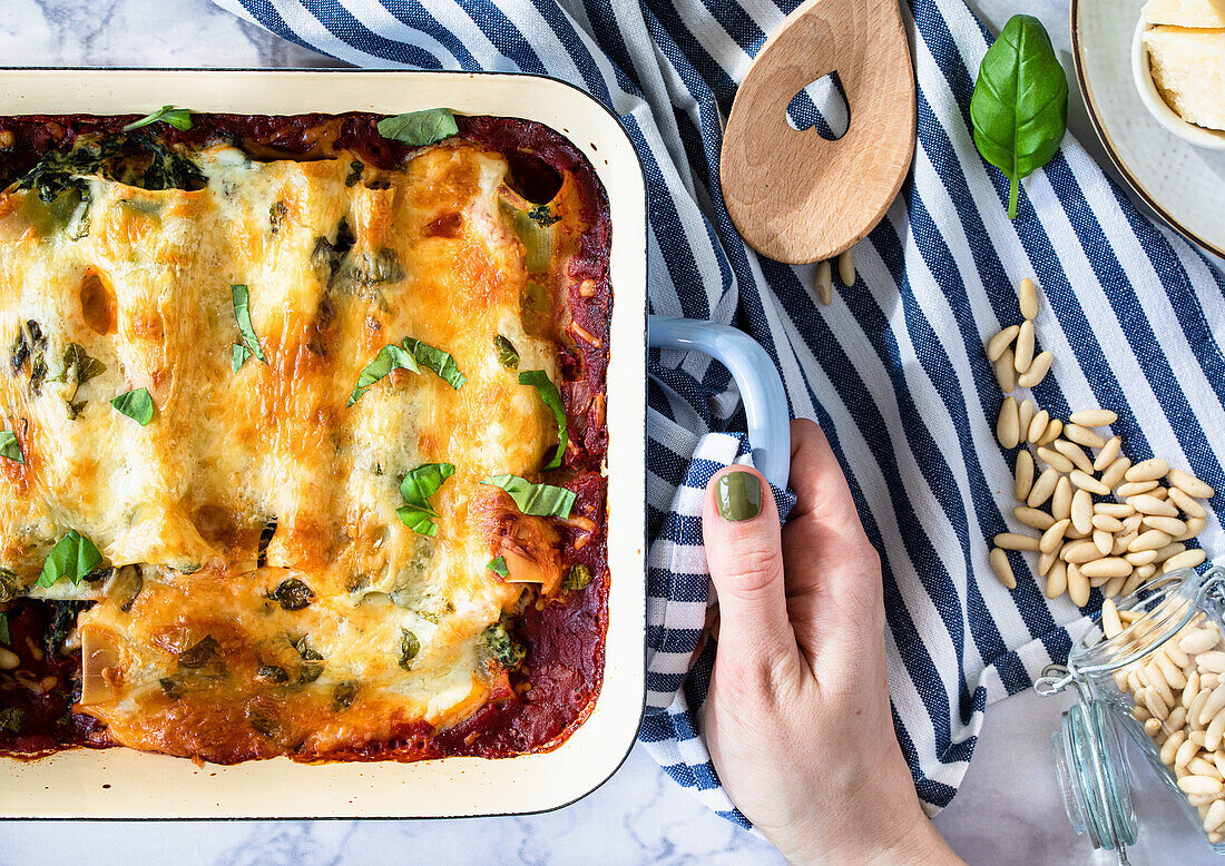 Cannelloni mit Hackfleisch und Pinienkernen