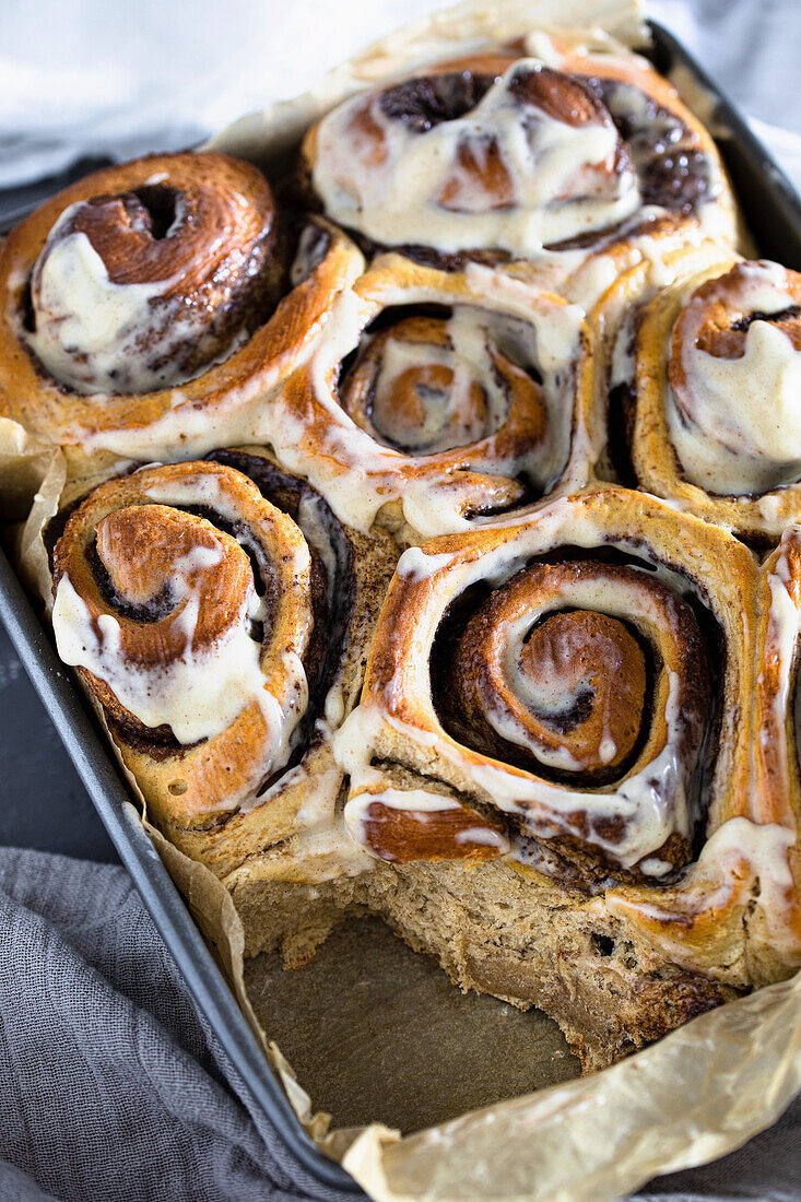 Chai-Zimtschnecken mit Glasur