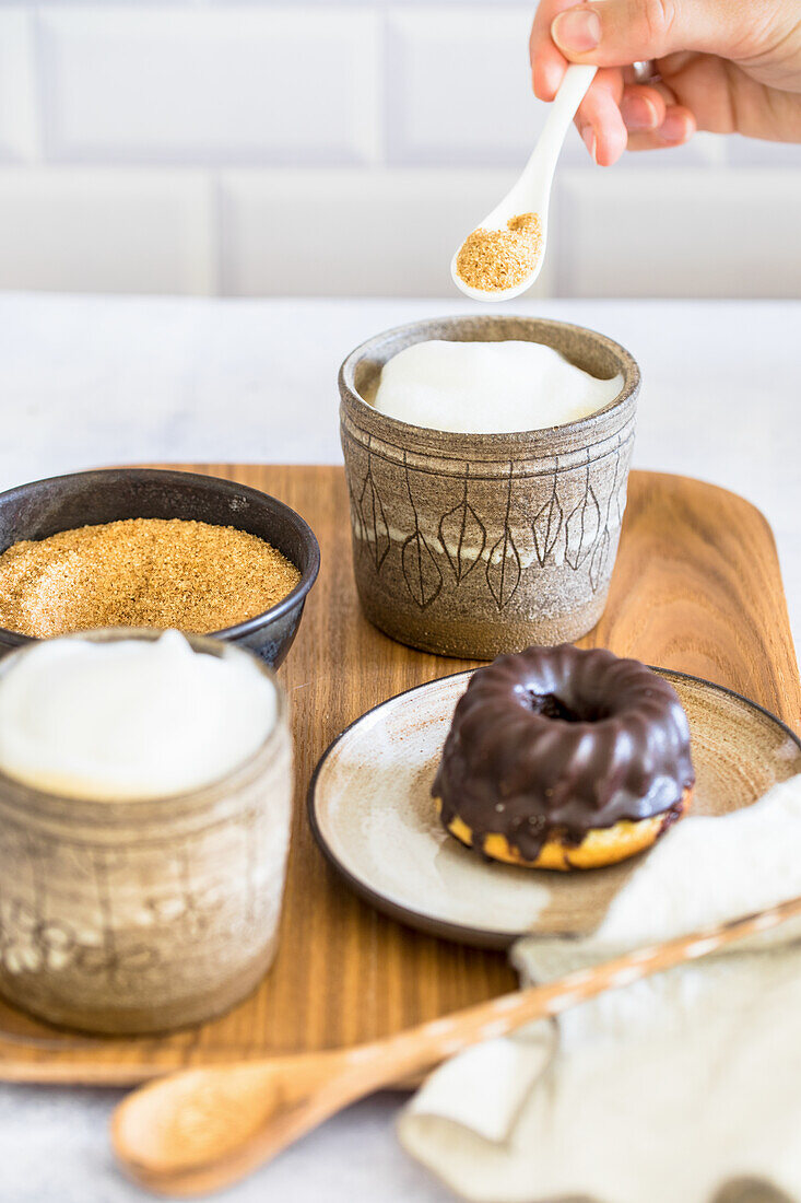 Mini-Guglhupf und Hafermilch-Cappuccino