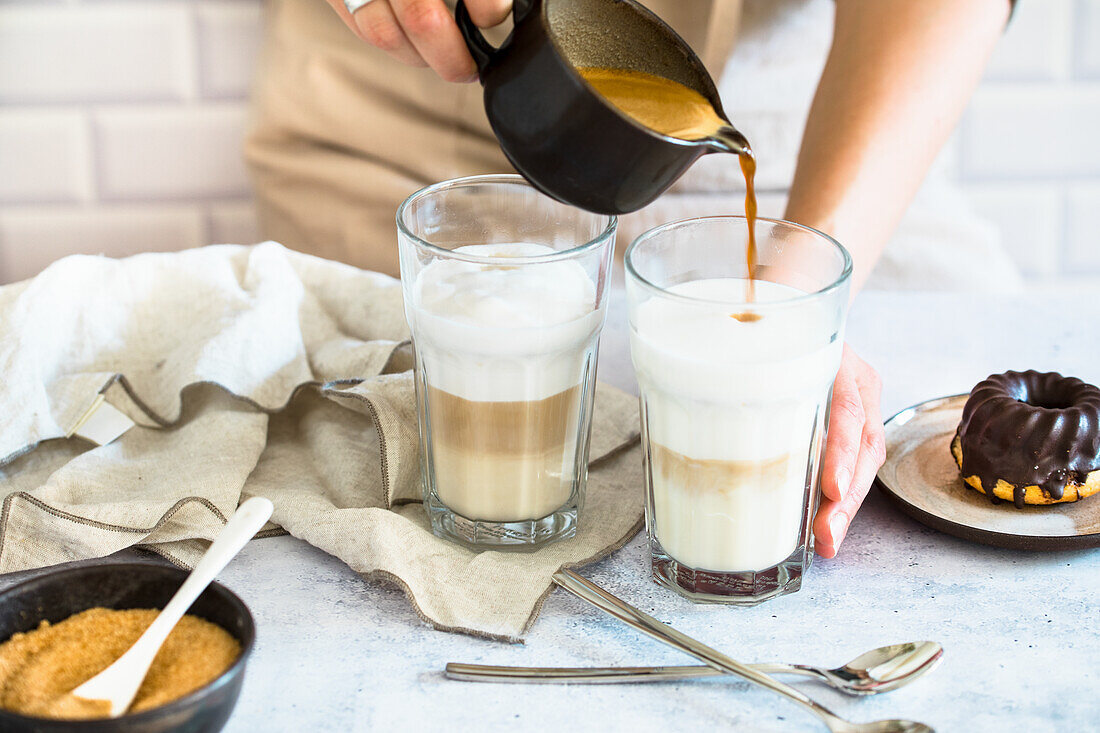 Making a latte macchiato with oat milk