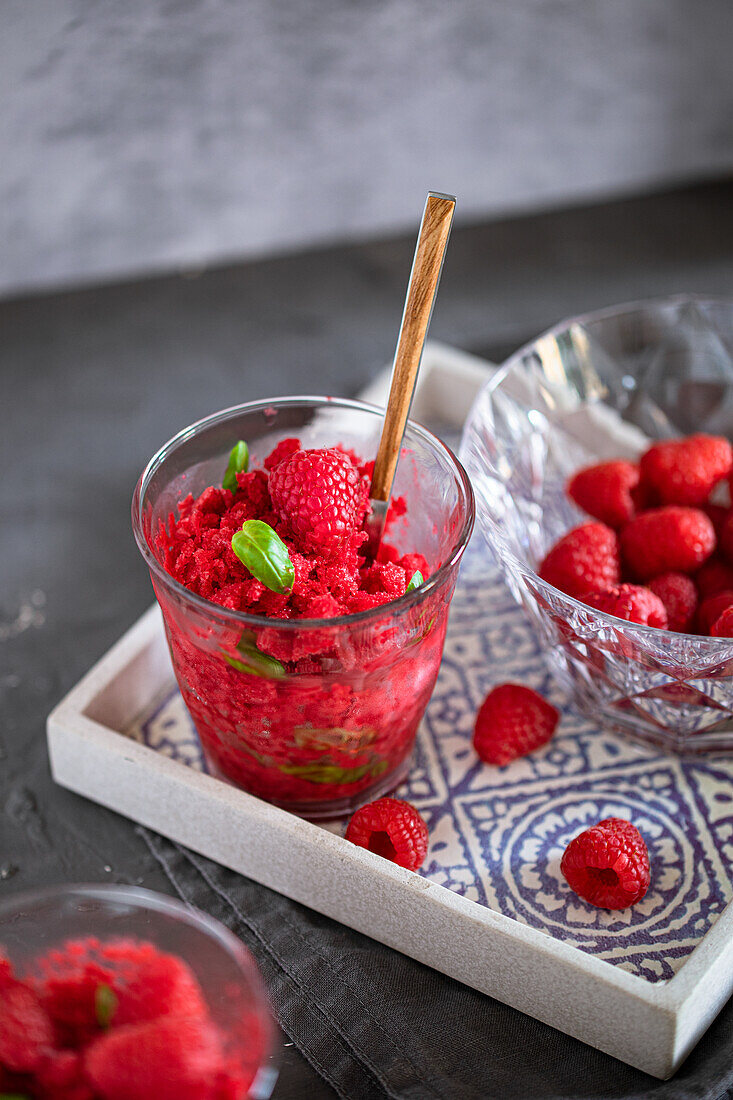 Himbeergranita mit Basilikum