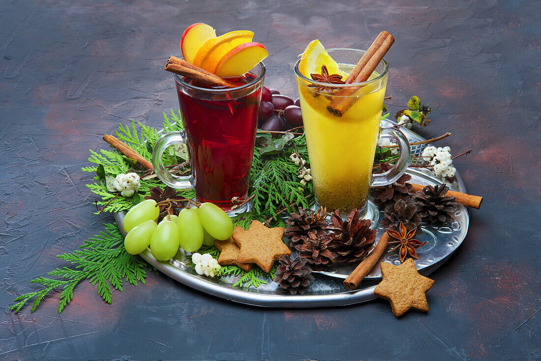 Glühwein und Punsch mit Zimt und Früchten