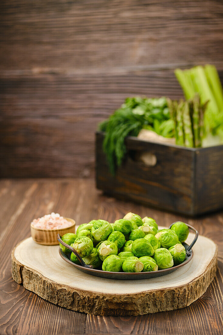 Rosenkohl auf Holzschneidebrett