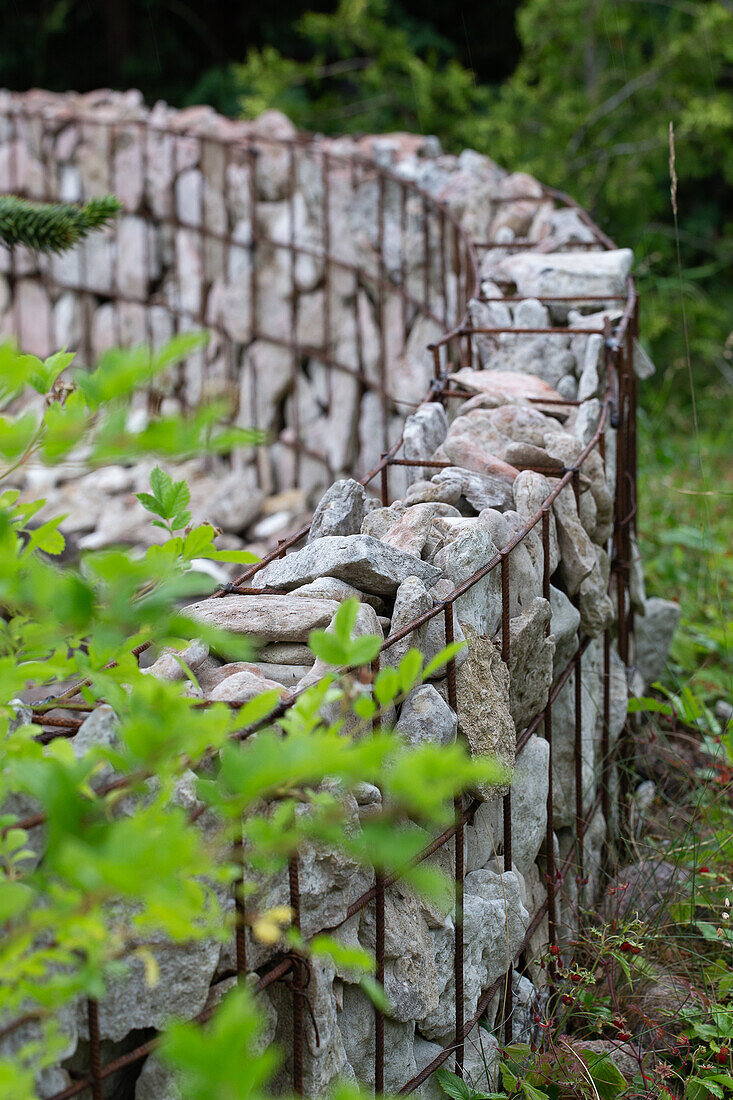 Gabionenmauer aus Natursteinen im Garten